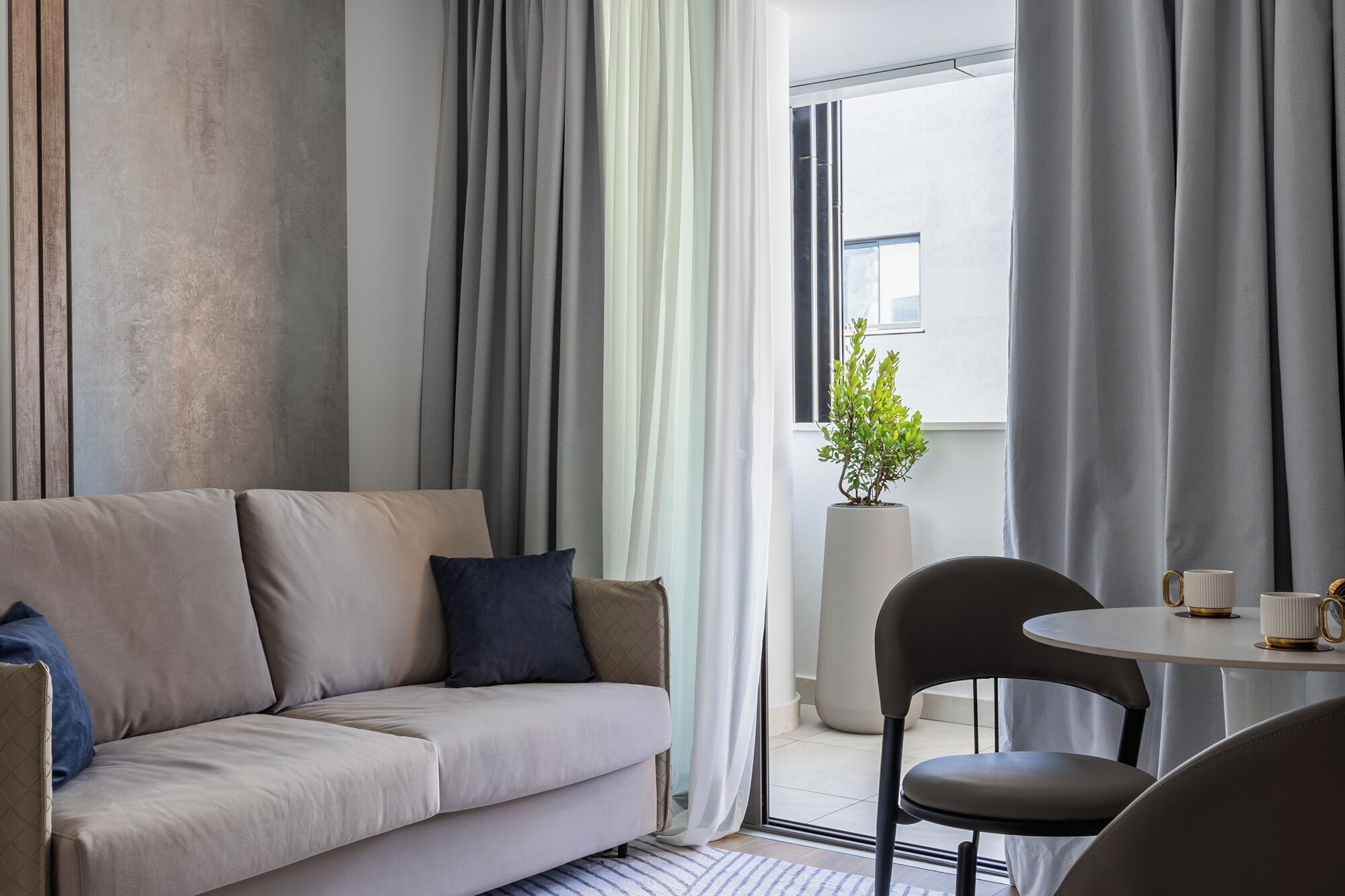 Studio Suite Comfort | Ruang keluarga | Smart TV 55-inci dengan saluran TV digital