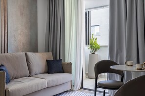 舒适开间套房 | 客厅 | 55-英寸智能电视（配备数码频道）