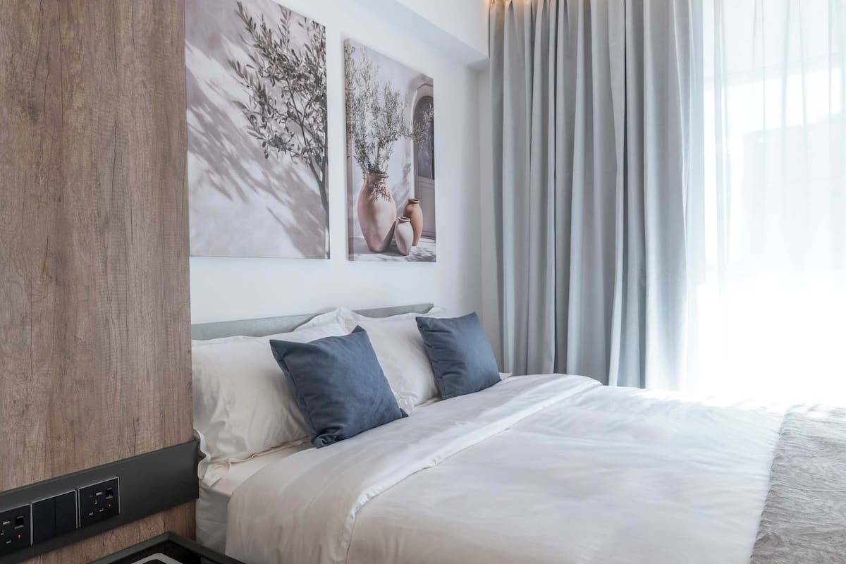 Premium bedding, in-room safe, laptop workspace, blackout drapes