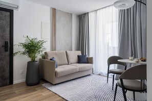 Suite Studio Confort | Salle de séjour | TV connectée de 55 pouces avec chaînes numériques