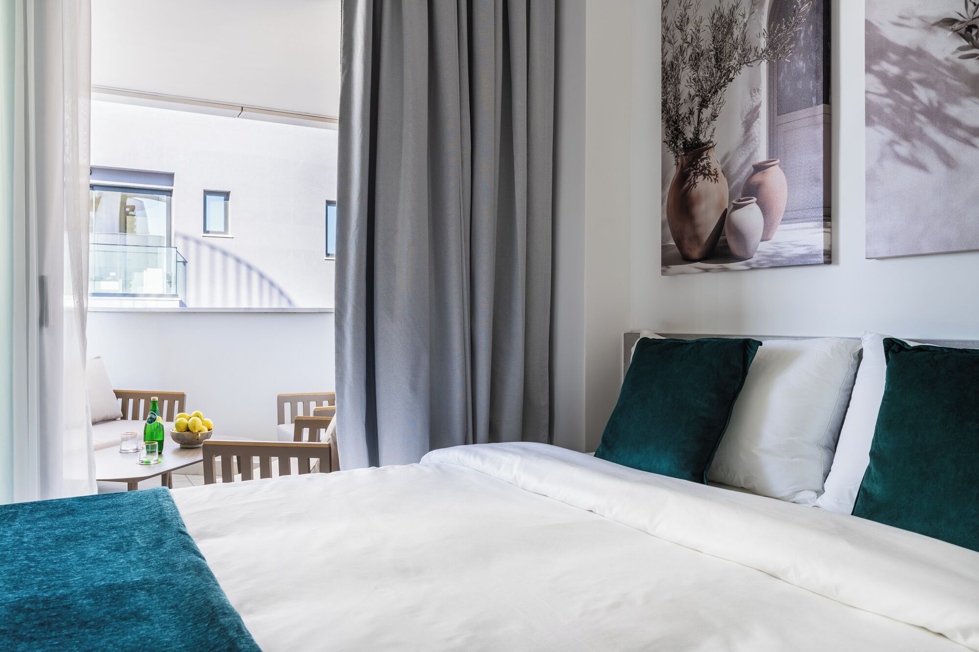 Ein Hotelzimmer mit Bett, Balkon und Essecke.