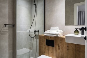 Shower, free toiletries, hair dryer, towels - 26 Suites Limassol (Germasogeia)