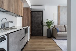 舒适开间套房 | 私人厨房 | 微波炉、炉灶、意式浓缩咖啡机、电热水壶