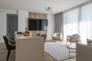 Apartament exclusiu | Sala d'estar | Televisor intel·ligent de 55 polzades amb canals digitals 
