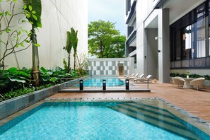 Una piscina al aire libre