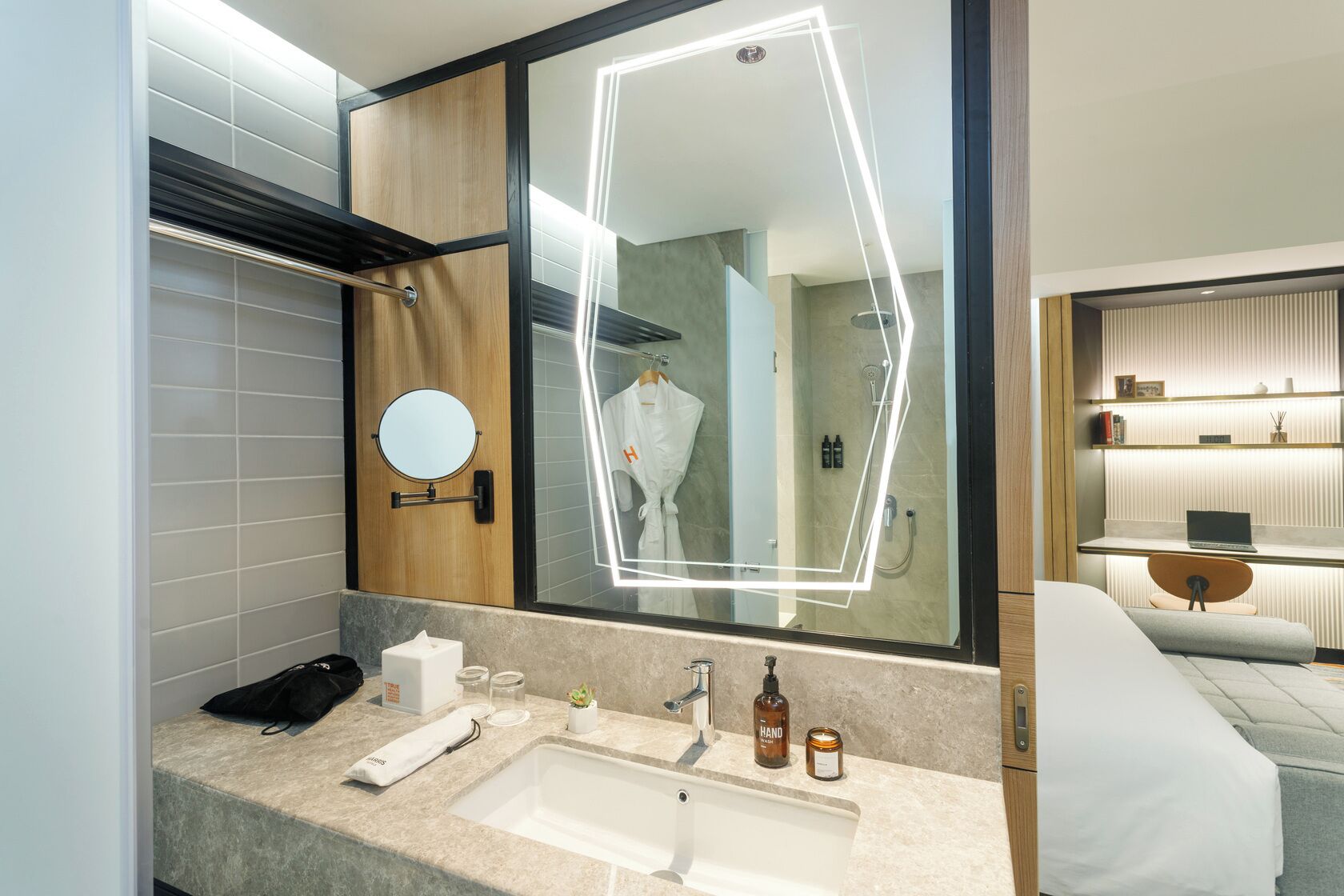 Harris Junior Suite | Bathroom | Hair dryer, slippers, towels, soap