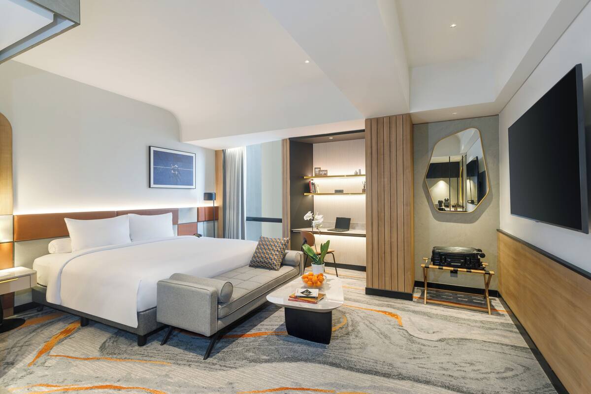 Minibar, in-room safe, desk, cribs (free)