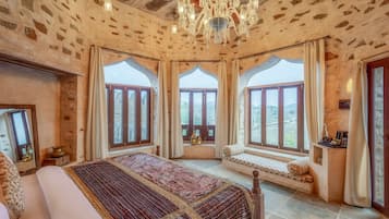 Suite Deluks, patio, pemandangan gunung | Ruang kerja ramah laptop dan Wi-Fi gratis