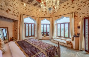 Suite Deluxe, patio, vistas a la montaña | Espacio para trabajar con un portátil y wifi gratis