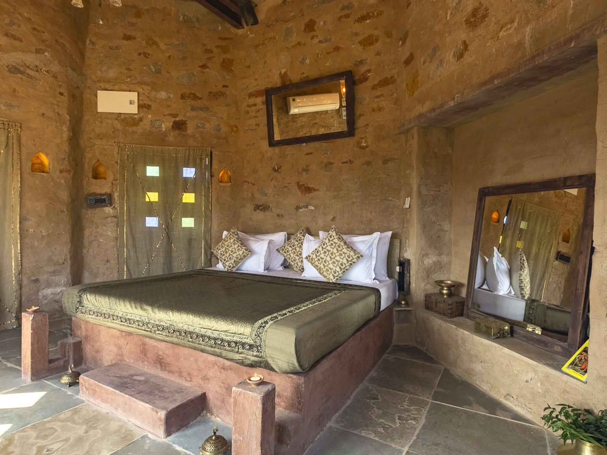 Skrivebord for bærbar PC og wi-fi (inkludert)