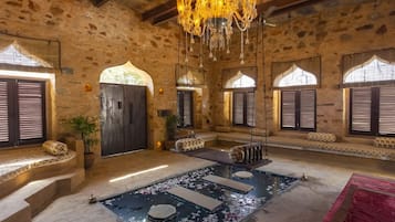 Skrivebord for bærbar PC og wi-fi (inkludert)