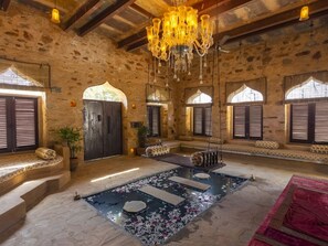 Skrivebord for bærbar PC og wi-fi (inkludert)