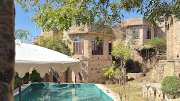 Luksussuite, terrasse, fjellutsikt | Basseng | 4 utendørsbassenger