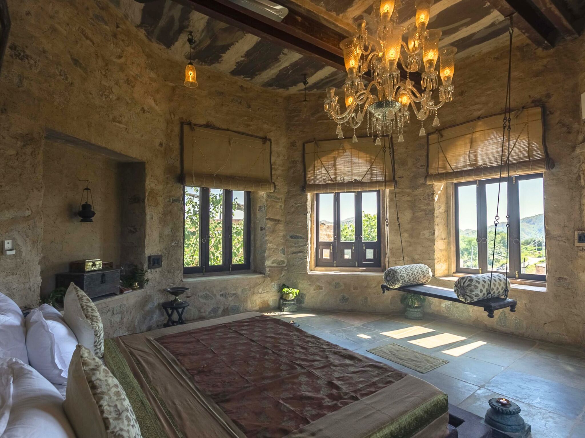 Skrivebord for bærbar PC og wi-fi (inkludert)