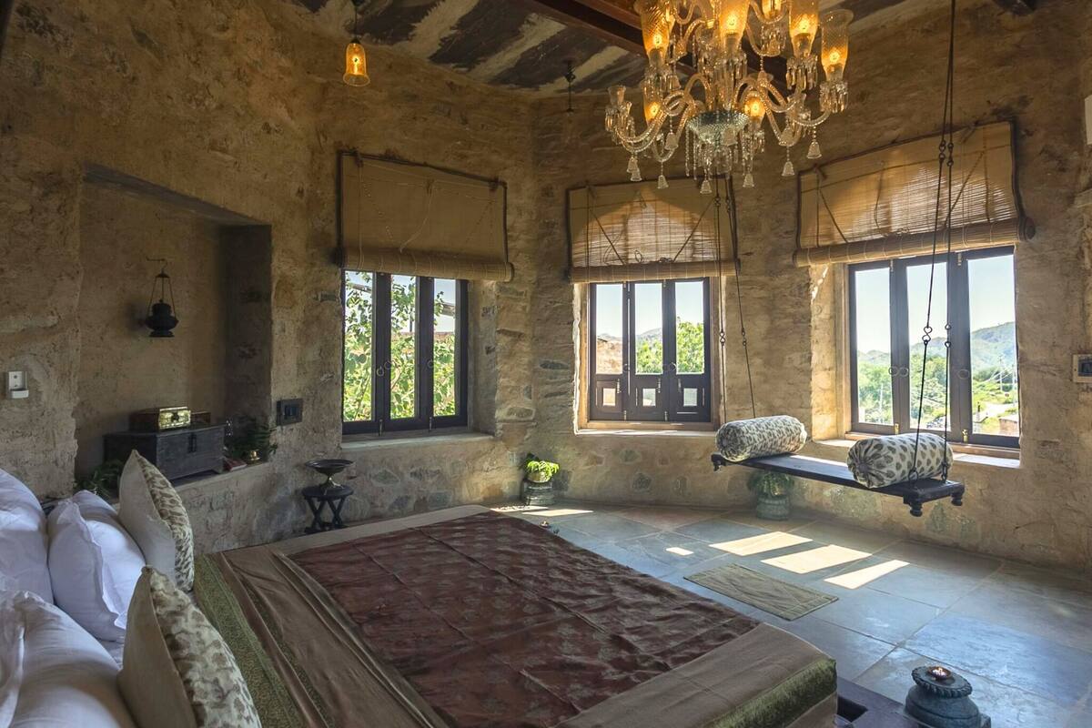 Skrivebord for bærbar PC og wi-fi (inkludert)