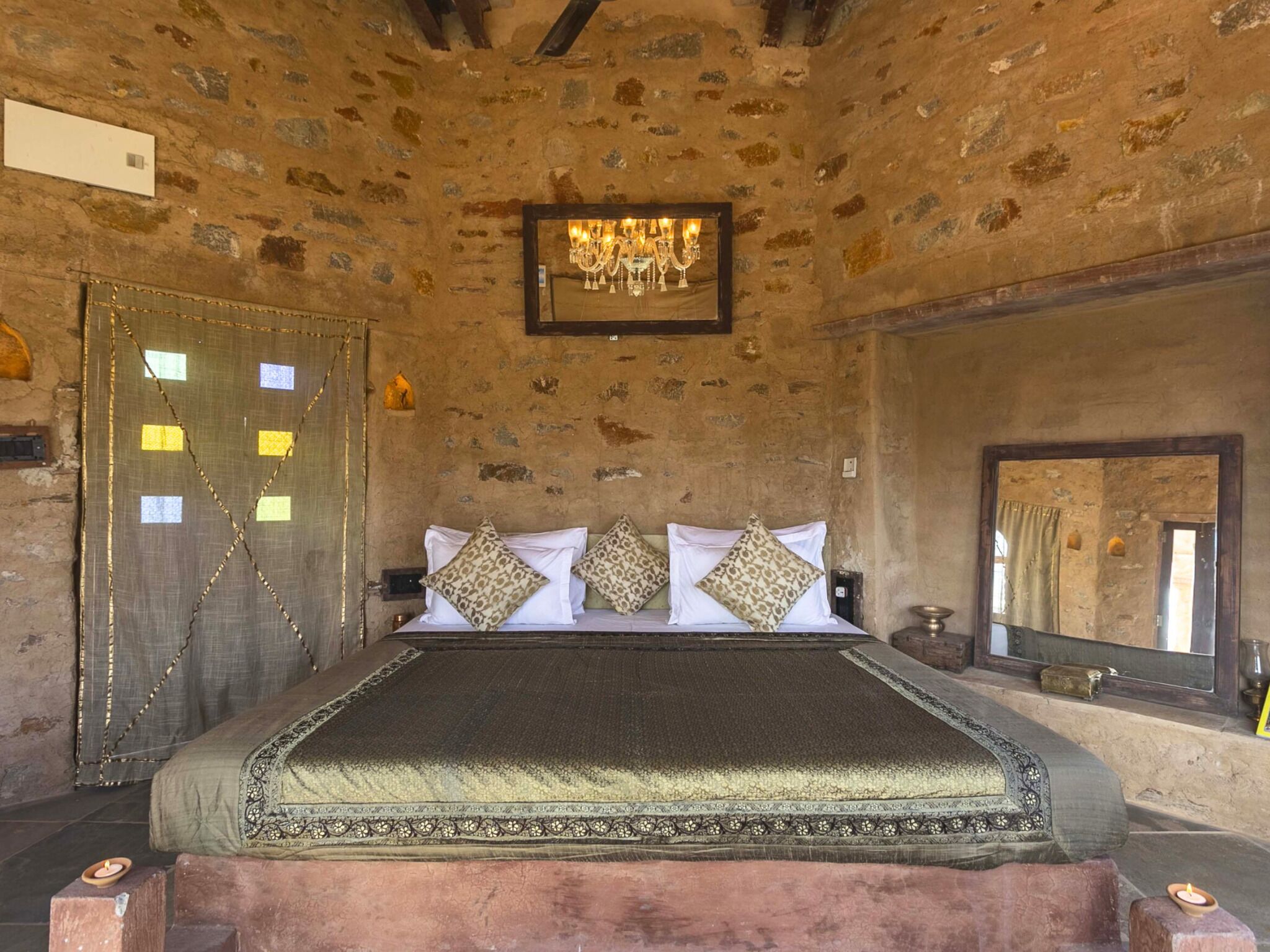 Luksussuite, terrasse, fjellutsikt | Skrivebord for bærbar PC og wi-fi (inkludert)