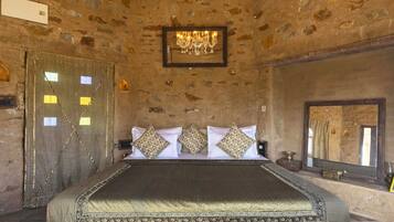 Luksussuite, terrasse, fjellutsikt | Skrivebord for bærbar PC og wi-fi (inkludert)