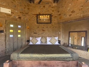 Luksussuite, terrasse, fjellutsikt | Skrivebord for bærbar PC og wi-fi (inkludert)