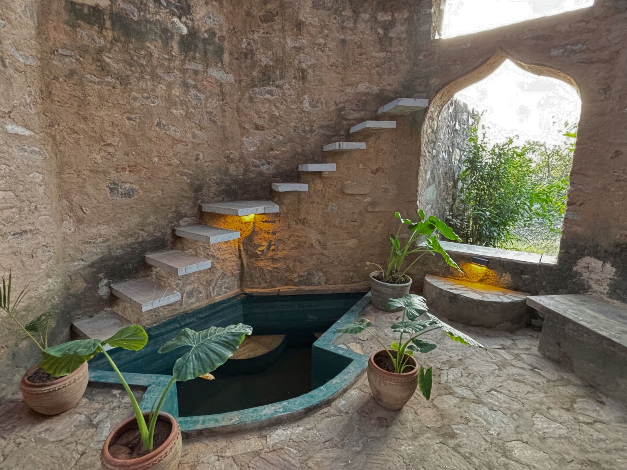 Espacio para trabajar con laptop y wifi gratis 