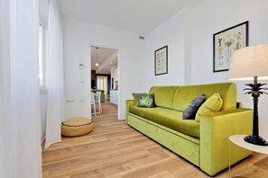 Deluxe Apartment, City View | Living area