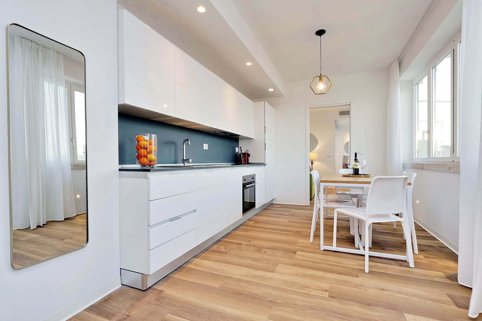 Apartamento Deluxe, terraza, vistas a la ciudad (Flavia 31) | Cocina privada | Frigorífico grande, microondas, horno y placa de cocina