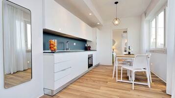 Deluxe Apartment, Terrace, City View (Flavia 31) | Private kitchen | Full-size fridge, microwave, oven, stovetop