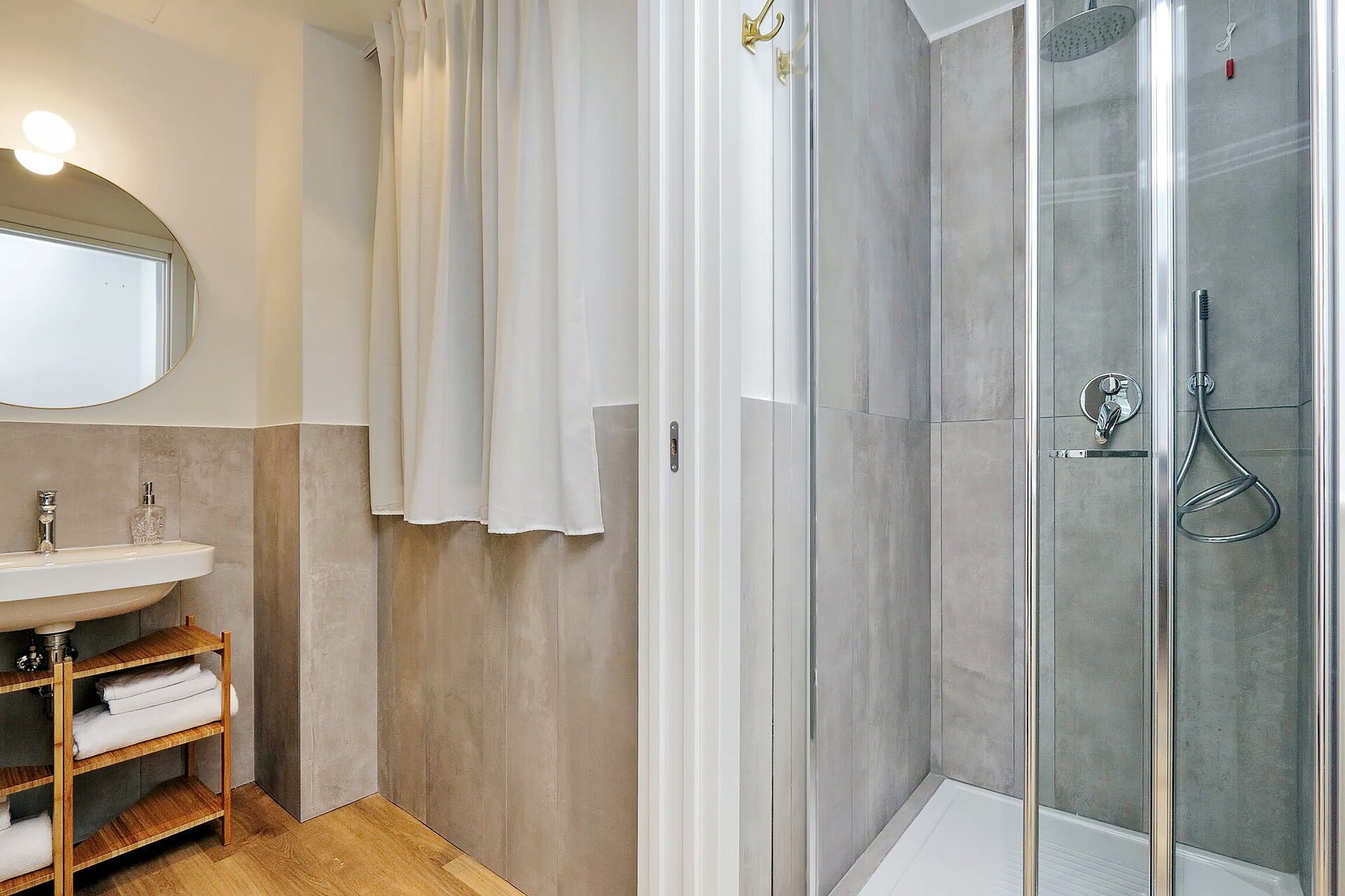 Appartement Deluxe, vue ville (Flavia 1) | Salle de bain | Sèche-cheveux, serviettes fournies, savon, shampoing