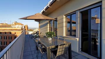 Appartement Deluxe, terrasse, vue ville (Flavia 31) | Restauration extérieure