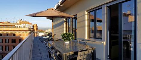 Deluxe Apartment, Terrace, City View (Flavia 31) | Outdoor dining