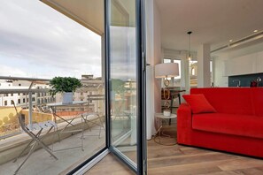 Deluxe appartement, balkon, uitzicht op de stad (Flavia 27) | Woonruimte | Televisie