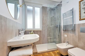 Deluxe Apartment, Terrace, City View (Flavia 31) | Bathroom | Hair dryer, towels, soap, shampoo