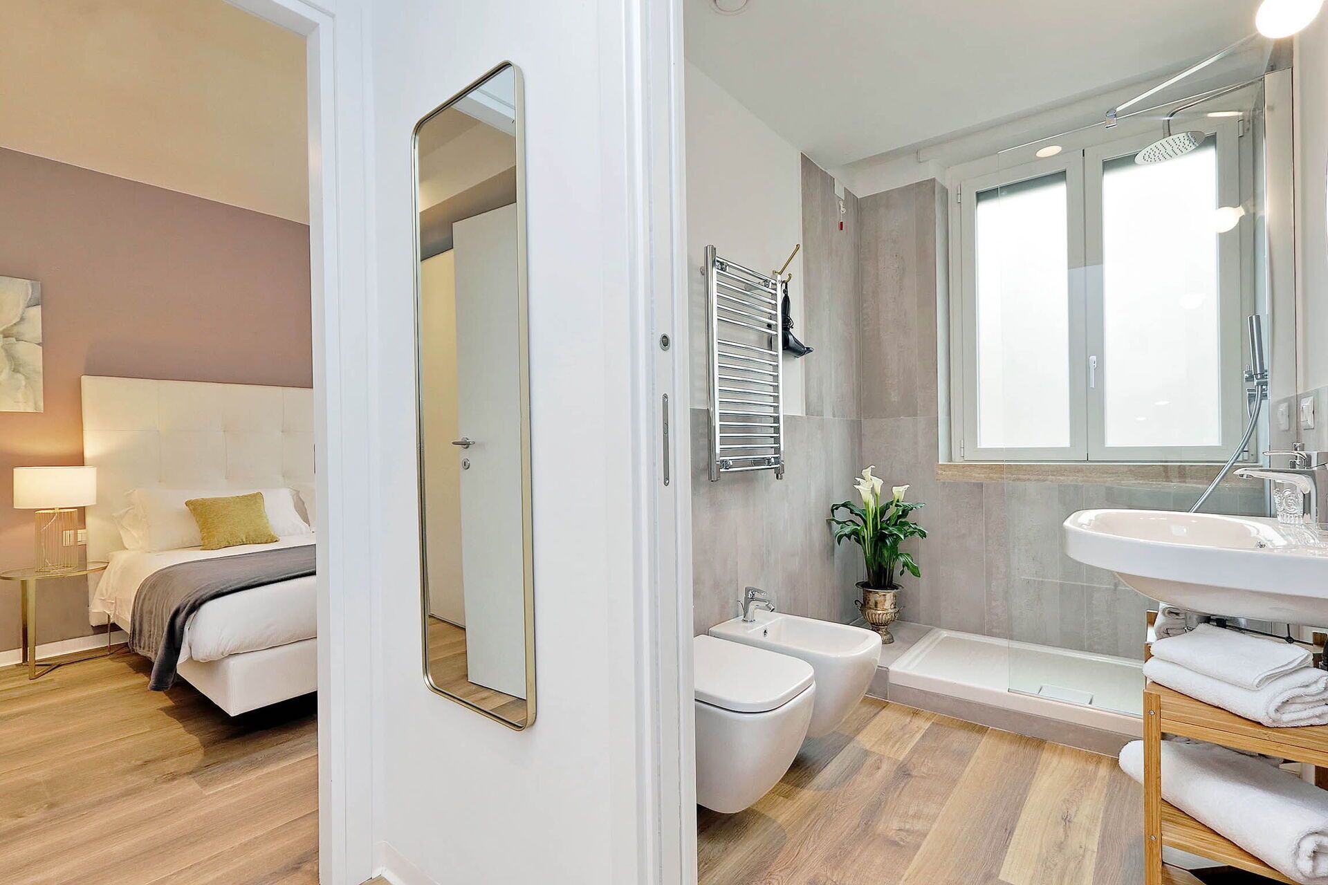 Une salle de bain moderne avec une baignoire, un bidet et un grand miroir.