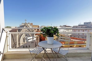 Apartamento luxo, sacada, vista para a cidade (Flavia 27) | Opções para refeição ao ar livre