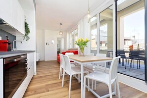 Deluxe Apartment, City View | Dining