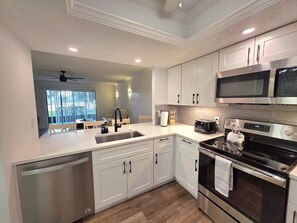 Fridge, microwave, oven, stovetop - Inviting 2-Bedroom Sarasota Retreat with golf course view (Sarasota)