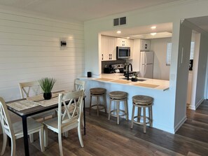 Dining - Inviting 2-Bedroom Sarasota Retreat with golf course view (Sarasota)