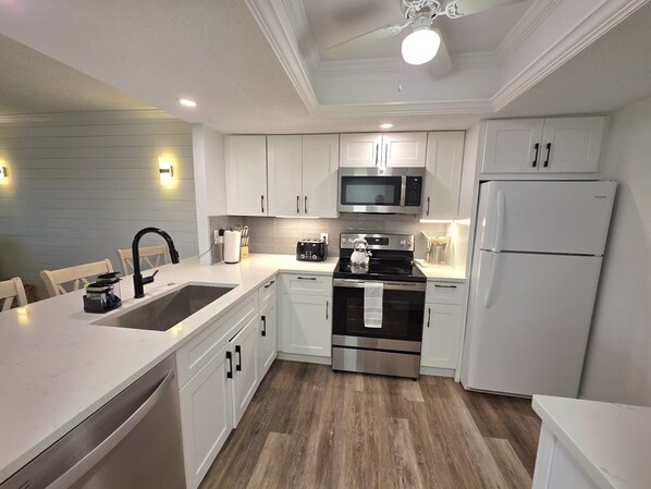 Fridge, microwave, oven, stovetop - Inviting 2-Bedroom Sarasota Retreat with golf course view (Sarasota)
