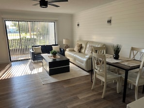 Smart TV - Inviting 2-Bedroom Sarasota Retreat with golf course view (Sarasota)