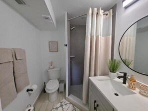 Shower, hair dryer, towels, soap - Inviting 2-Bedroom Sarasota Retreat with golf course view (Sarasota)