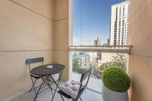 Dining - Free housekeeping visits during your stay - StayShort - Stylish 1-Bedroom Home Sleeps 4 in JVC (JVC)