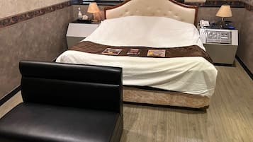 Economy Room | Desk, free WiFi