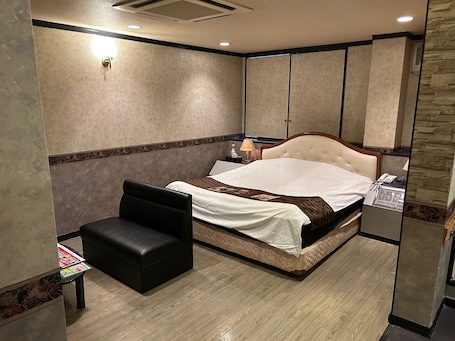 Room | Desk, free WiFi. HOTEL LAGNA