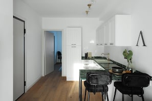 Apartamento, 1 quarto | Cozinha privada | Máquina de café expresso, chaleira elétrica, mesas de jantar