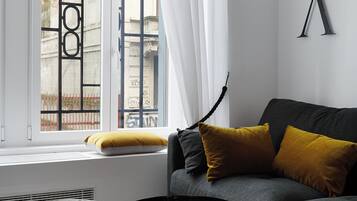 Apartment, 1 Schlafzimmer | Wohnbereich | 32-Zoll-Smart-TV mit Digitalempfang