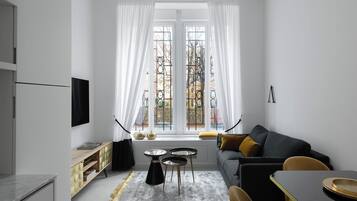 Apartment, 1 Schlafzimmer | Wohnbereich | 32-Zoll-Smart-TV mit Digitalempfang