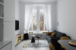 Apartment, 1 Schlafzimmer | Wohnbereich | 32-Zoll-Smart-TV mit Digitalempfang