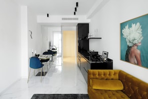 Apartamento, 1 quarto | Área de estar | Smart TV 32 polegadas com canais digitais