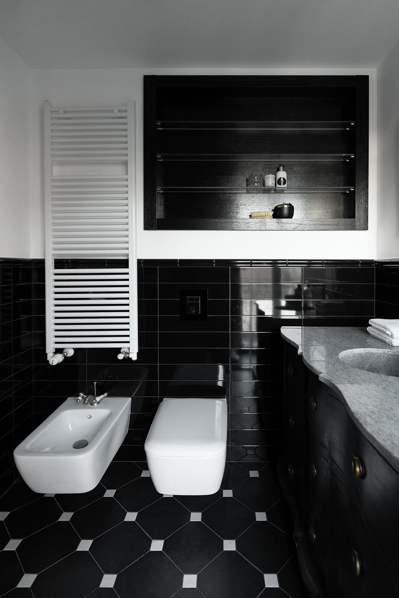 Ein modernes Badezimmer mit einem Bidet, WC und einem Waschtisch.