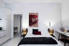 Studio, 1 Queen Bed | In-room safe, laptop workspace, soundproofing, iron/ironing board