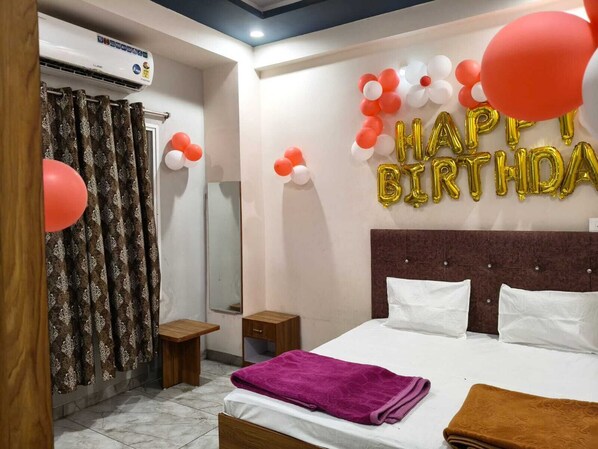 غرفة ديلوكس مزدوجة - بشرفة - منظر للمدينة | ملاءات أسرّة